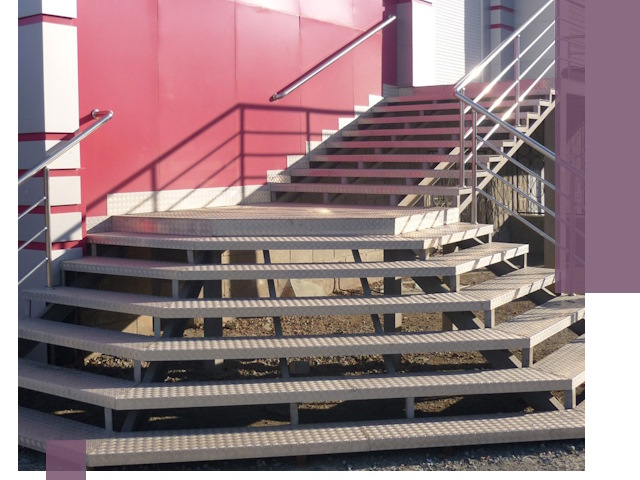 Лестницы для магазина в Ачинске — изготовление и монтаж