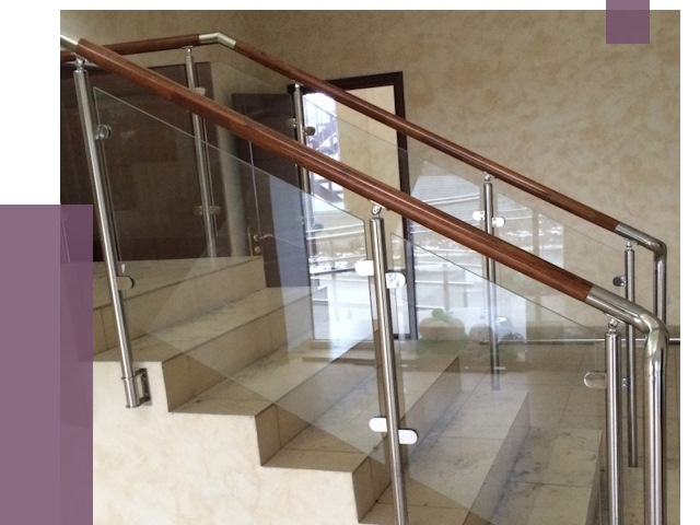 Комбинированные перила из металла и дерева в Ачинске