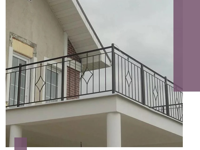 Изготовление балконных ограждений в Ачинске из металла и стекла