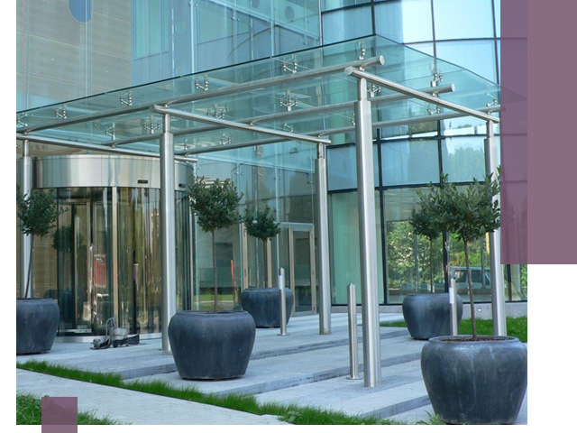 Навесы из стекла на заказ в Ачинске — монтаж и установка