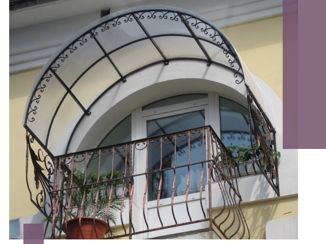 Козырьки над балконом в Ачинске — изготовление и монтаж